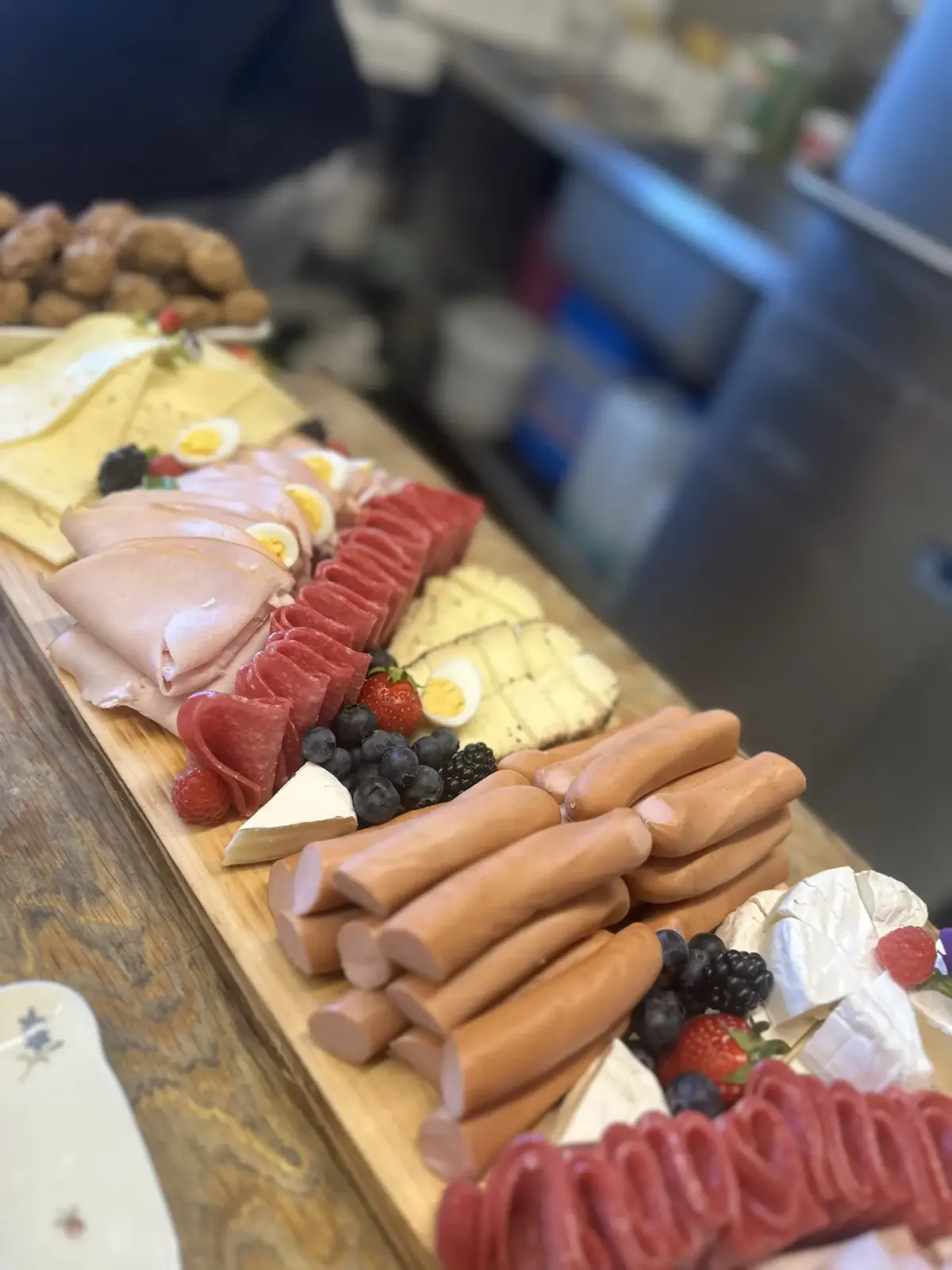 Brotzeitbrett mit Wurst, Käse und Obst