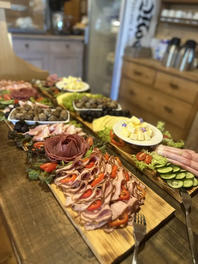 Brotzeitplatte mit Wurst und Käse