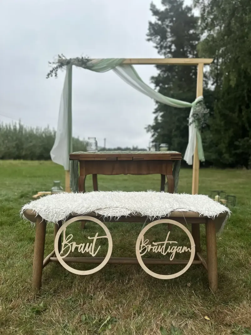 Bank für Braut und Bräutigam im Garten