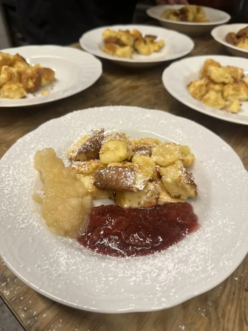 Kaiserschmarrn mit Apfelmus und Preiselbeeren