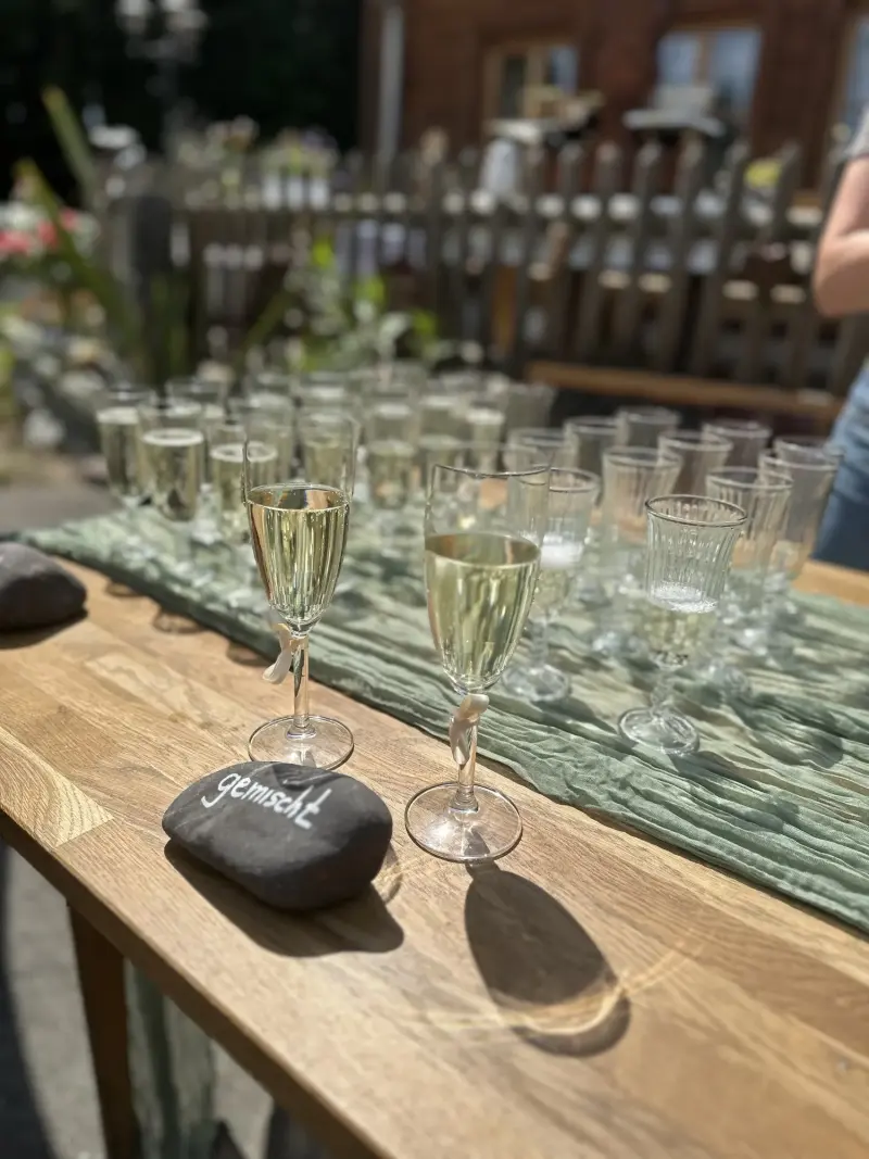 Sektgläser auf der Tafel