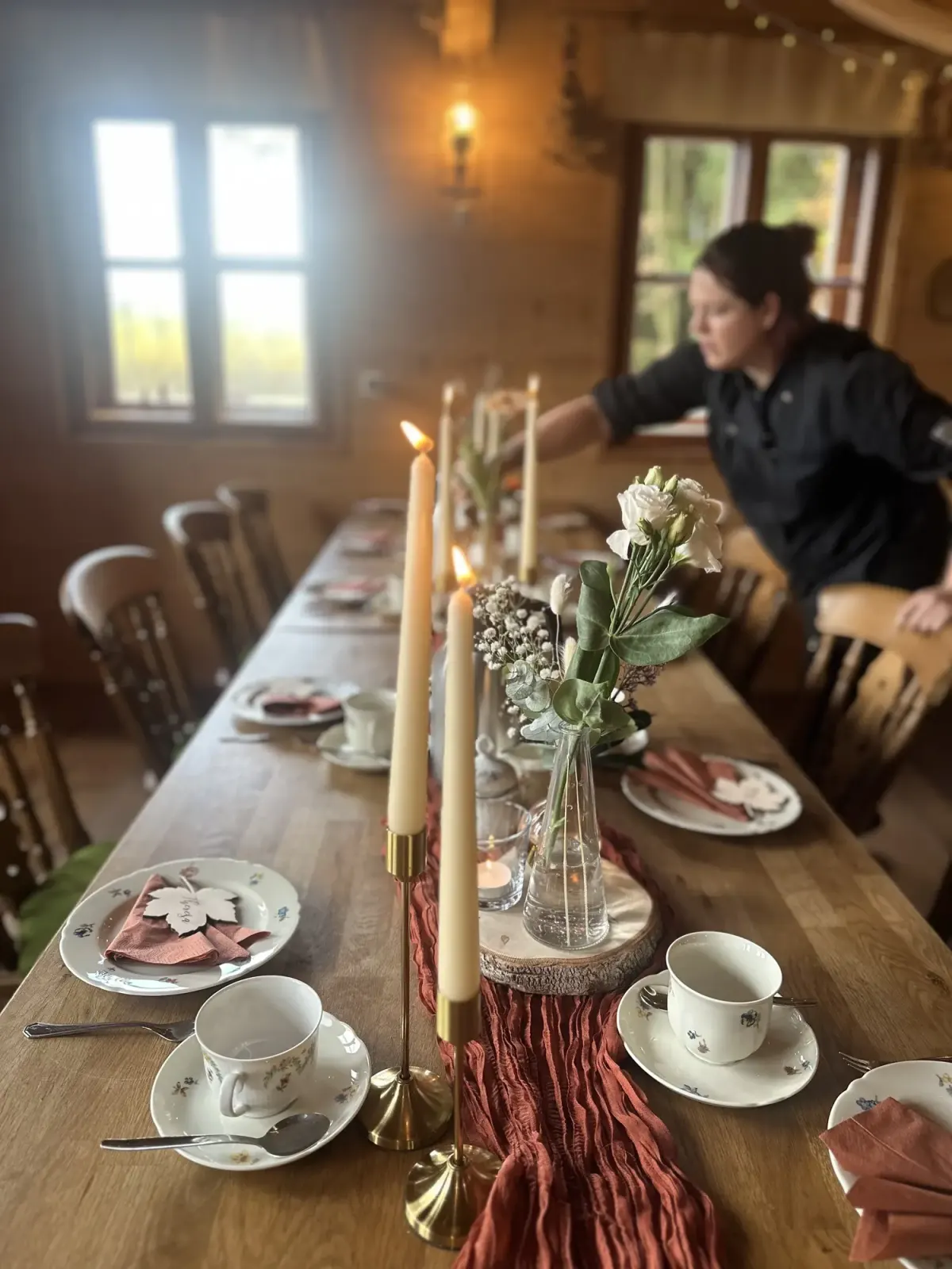 Gedeckte Kaffeetafel mit Kerzen