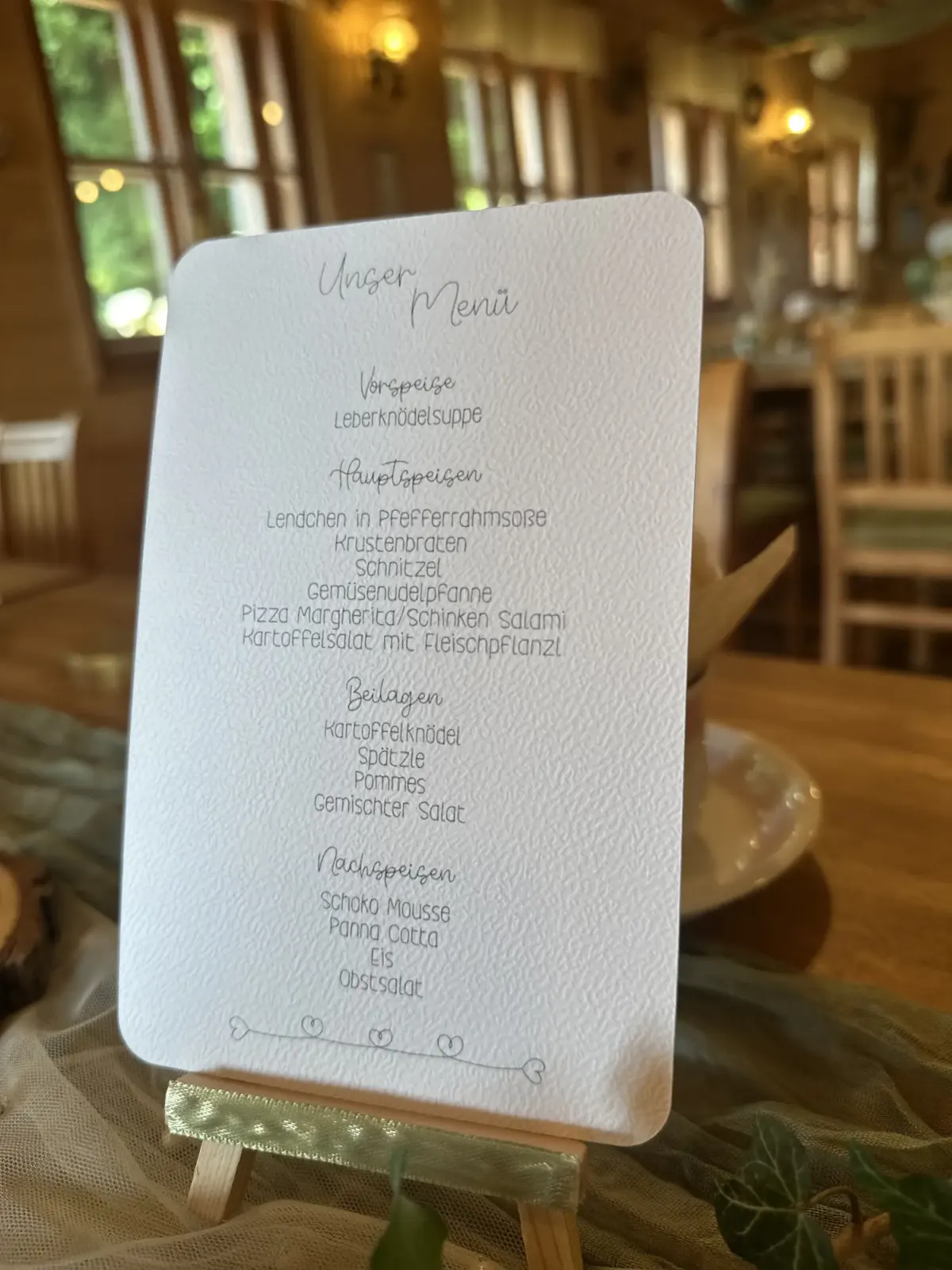 Gedruckte Menükarte auf einer festlich gedeckten Tafel
